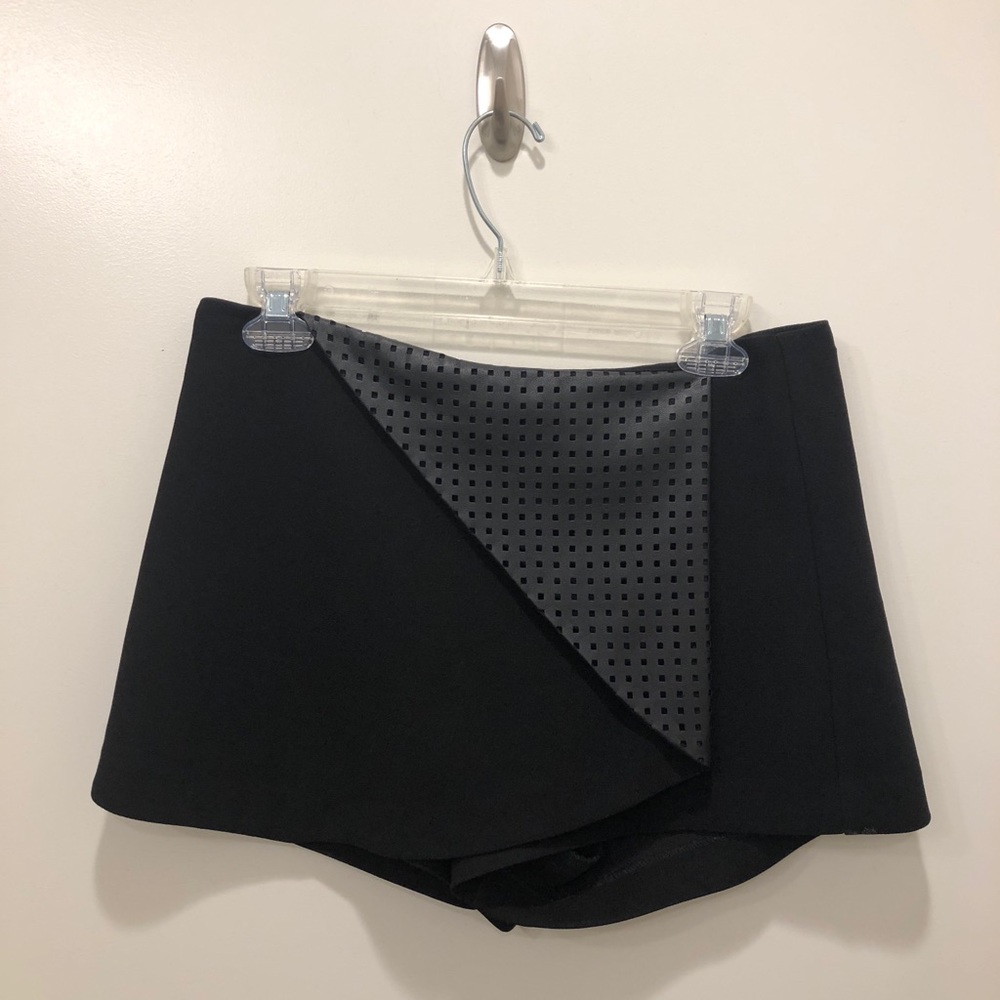BCBGeneration Black Skort